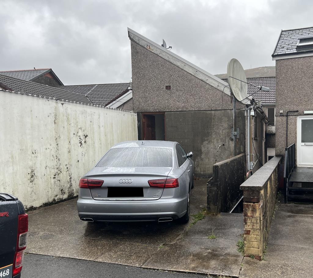 Lot: 62 - A TRIPLE ELEMENT MIXED RESIDENTIAL AND COMMERCIAL PROPERTY FOR REFURBISHMENT -